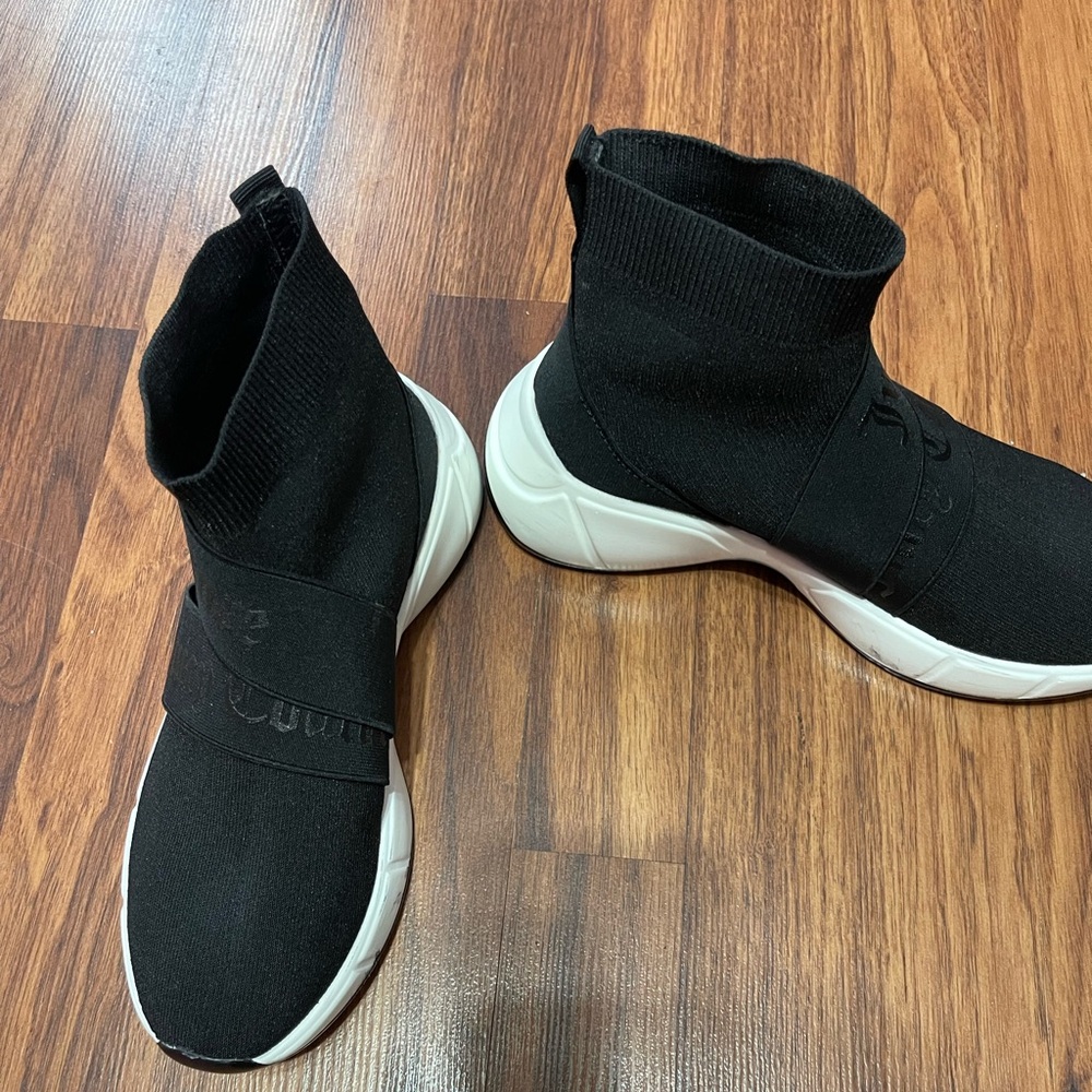Juicy Contour shoes worn for a photo shoot and placed back in box black size 8